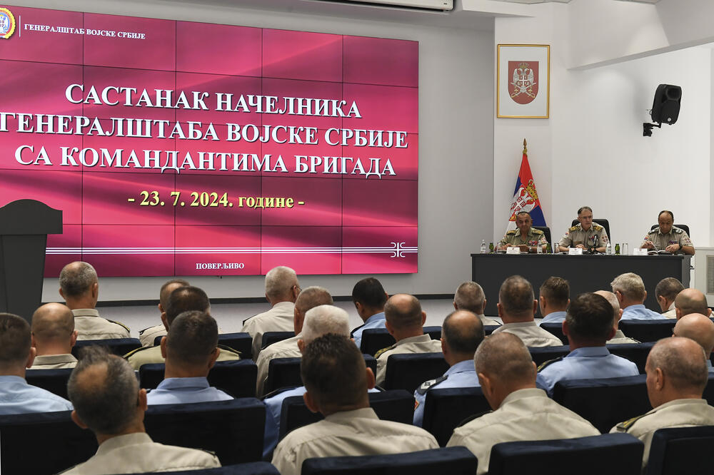 NAČELNIK GENERALŠTABA ODRŽAO SASTANAK S KOMANDANTIMA JEDINICA VS Na sastanku razmatrana obaveštajno-bezbednosna situacija u Srbiji