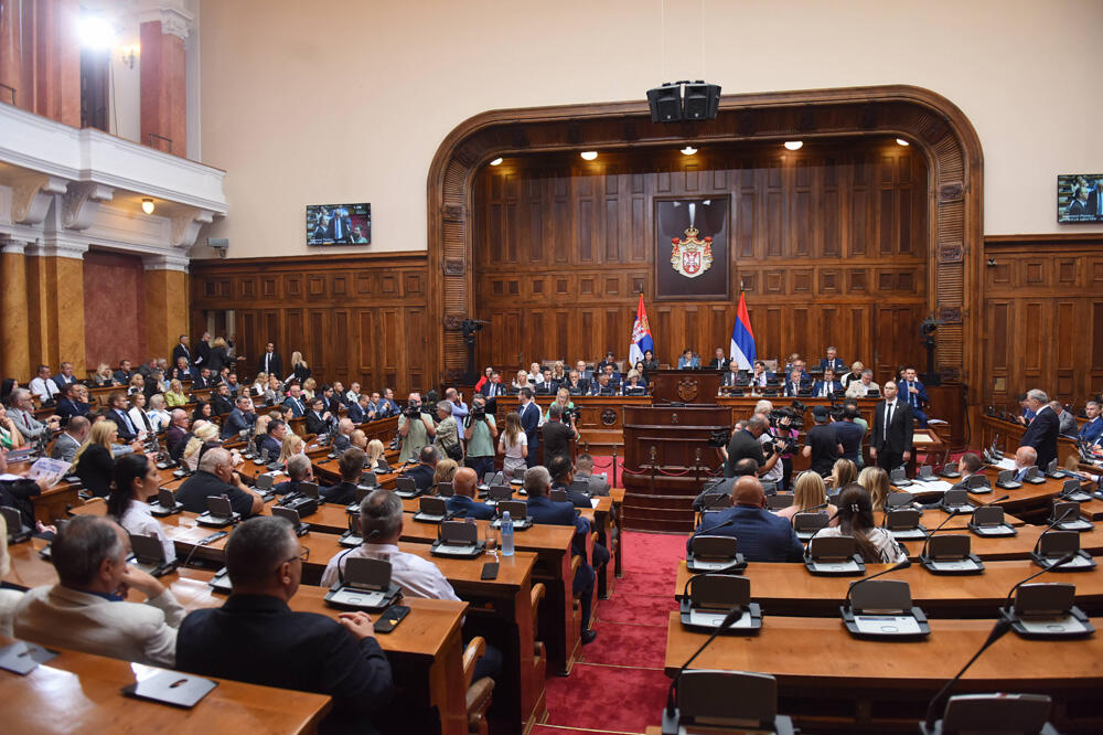 BURNO U SKUPŠTINI SRBIJE Ministar Goran Vesić otkrio: Ćutin kum Miša Ćuskija POSEKAO 461 STABLO da bi izgradio luksuzni kompleks!