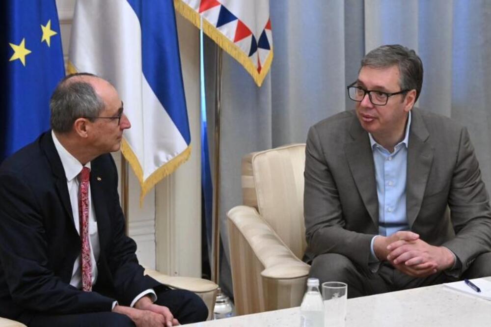 OPROŠTAJNA POSETA: Predsednik Vučić sa švajcarskim ambasadorom Ursom Šmidom (FOTO)