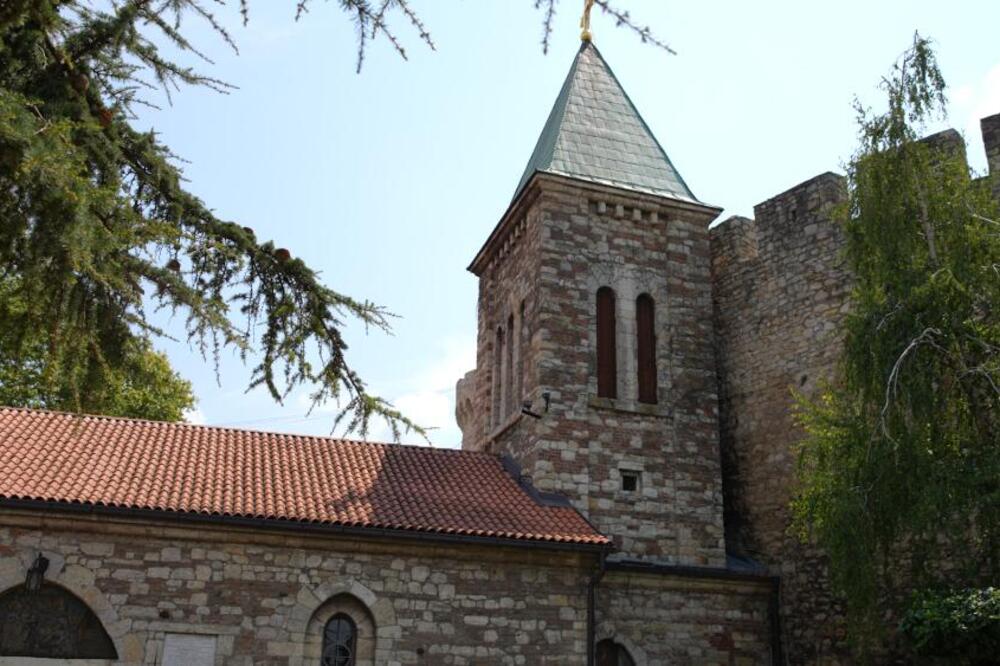 UNUTRAŠNJOST OVE CRKVE KRASI TROFEJNO ORUŽJE: Nekada vojni hram prerastao u čuveno svetilište na Kalemegdanu (FOTO)