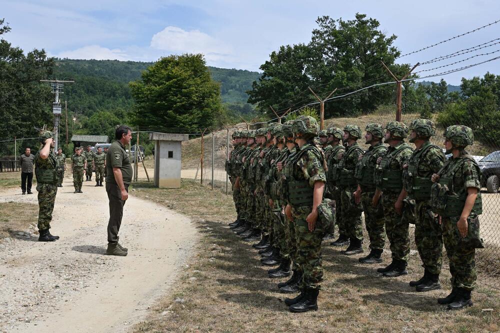 GAŠIĆ OBIŠAO VOJNIKE U KOPNENOJ ZONI BEZBEDNOSTI: "Građani ponosni, imaju veliko poverenje u Vojsku Srbije"