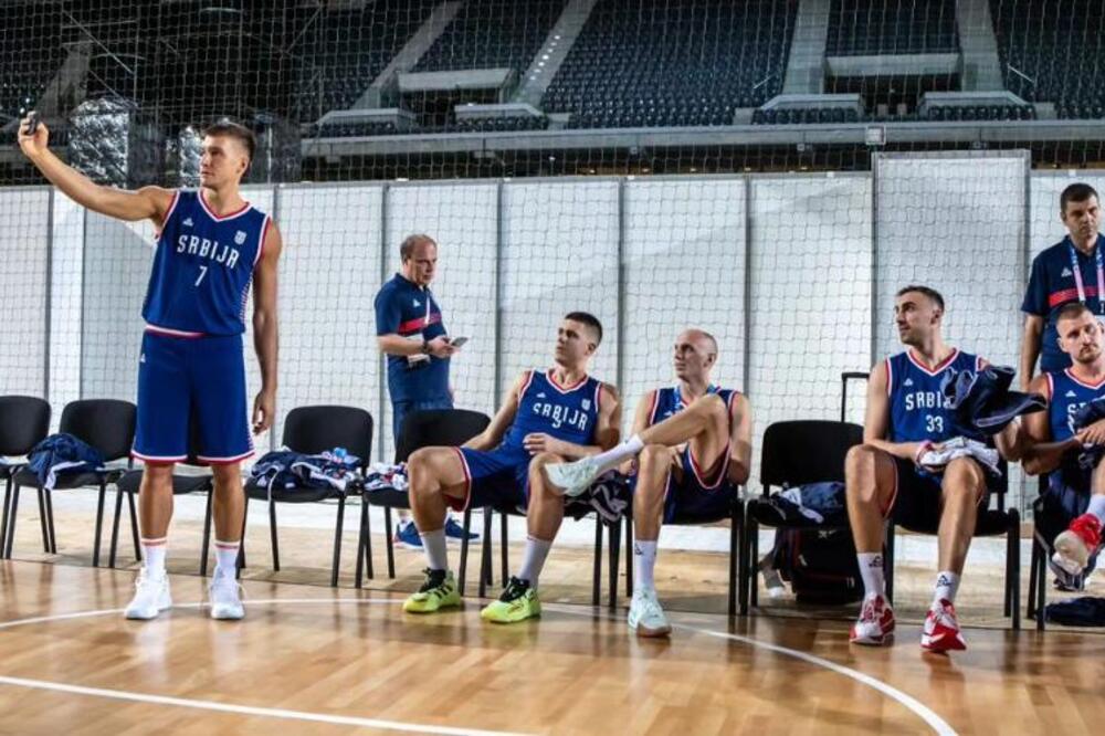 ORLOVI SPREMNI ZA MEDALJU! Košarkaši Srbije POZIRALI u Lilu! Pogledajte KAKVA je ATMOSFERA u timu! (VIDEO)