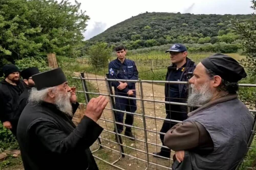 NA SVETOJ GORI SVE NAPETIJE! MONASI ODLUČNI: Ako Micotakis želi da napravi masakr, neka to uradi, MI SE NE PREDAJEMO! (FOTO)