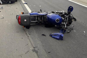 POZNATO STANJE POVREĐENOG MOTOCIKLISTE: Saobraćajna nesreća se desila kod ulaza u bolnicu u Kragujevcu