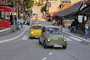 FIĆIJADA! ULICAMA NOVE VAROŠI PRODEFILOVALO 30 "FIĆA": Bolje mi ovako nego luksuzni auto s klimom BIO JE SIMBOL SFRJ