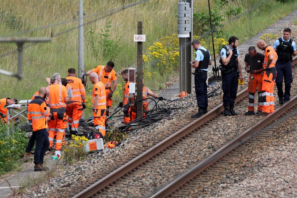 SABOTAŽA NA FRANCUSKOJ ŽELEZNCI: Napadači zapalili provodnike sa optičkim kablovima, radnici na terenu (FOTO)