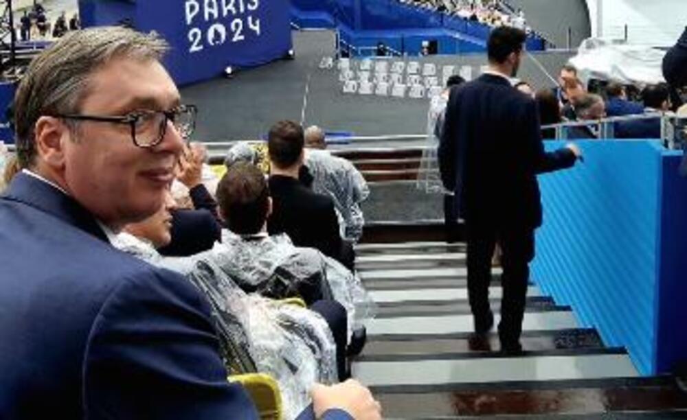 &quot;ČEKAJUĆI NAŠE&quot; Predsednik Vučić objavio fotografiju sa svečanog otvaranja Olimpijskih igara u Parizu (FOTO)