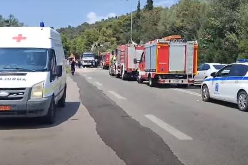 AUTO POTPUNO ZGUŽVAN! Stravična nesreća u Grčkoj, stradale 4 osobe, među kojima beba i devojčica: Isplivali snimci sa lica mesta