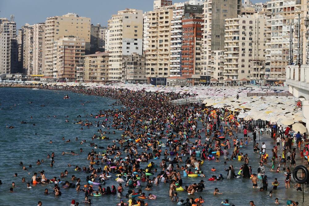 Prizor sa poznate plaže u popularnom letovalištu zgrozio! "Najveći javni toalet na svetu, na ovakva mesta se nikad ne ide" (FOTO)