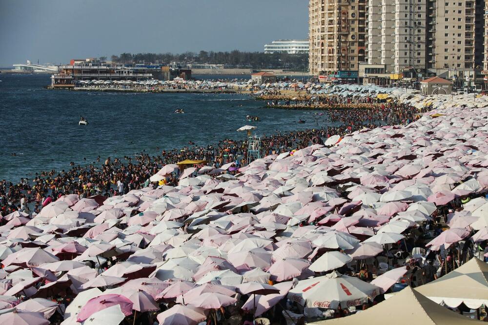 OVAKVE GUŽVE NA PLAŽAMA SIGURNO NIKADA NISTE VIDELI: Nema gde igla da padne, ljudi se guraju KAO SARDINE! Pogledajte scene HAOSA