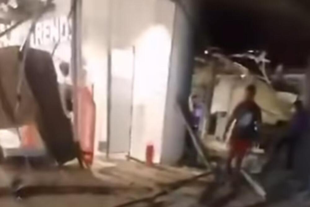 POGLEDAJTE PRVE SNIMKE IZ TRŽNOG CENTRA NA GALENICI! Srušio se krov, ima povređenih! (VIDEO)