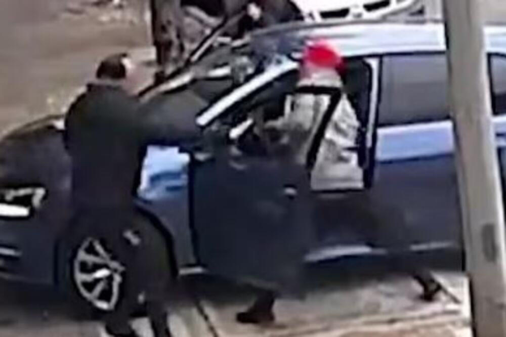 LOPOVI POKUŠALI DA UKRADU AUTOMOBIL, USLEDIO ŠOK OBRT! Radnik gradske čistoće izleteo sa metlom, nastala je makljaža (VIDEO)