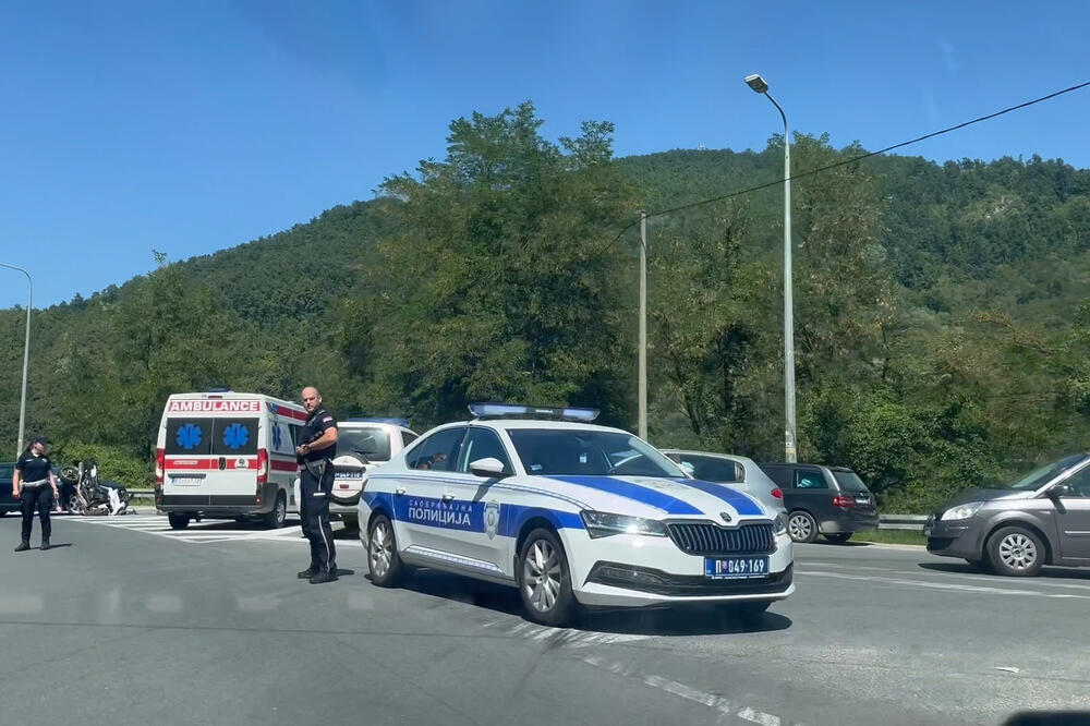 TEŽAK UDES KOD LUČANA, SUDARILI SE AUTOMOBIL I MOTOCIKL: Muškarac hitno prebačen u bolnicu, stvorila se velika gužva (FOTO)