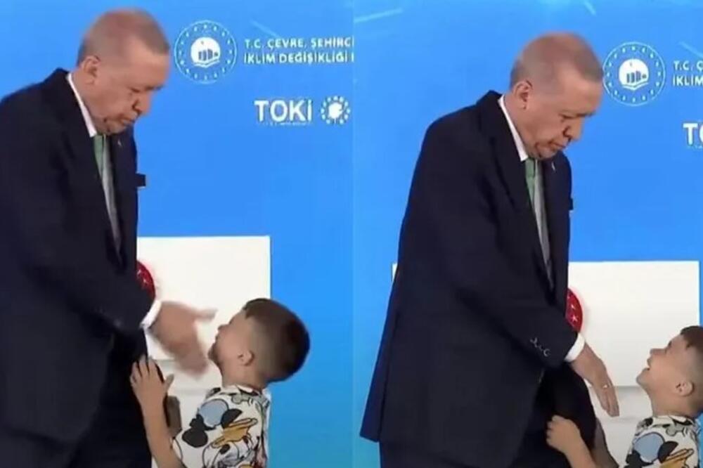 ERDOGAN OŠAMARIO DEČAKA KOJI NIJE HTEO DA MU POLJUBI RUKU: Snimak izazvao bes na mrežama, ovo mu NIJE PRVI PUT (VIDEO)