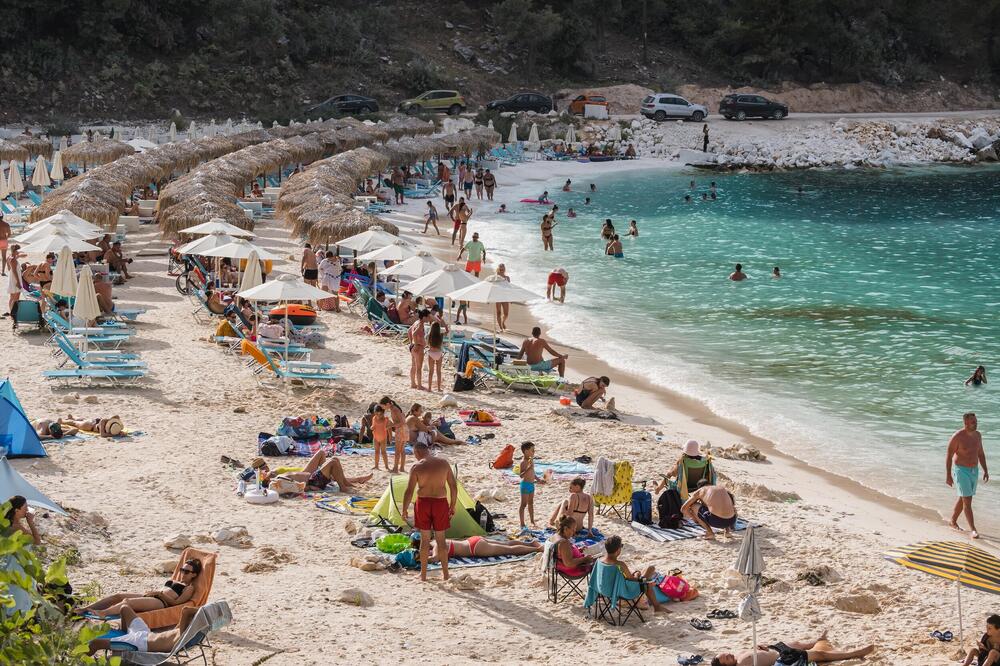 PAR SA DVOJE DECE POVEO BABU DA IM POMAŽE NA LETOVANJU, PA DOŽIVELI ŠOK: Zviznula je dva piva i zahrkala, a pre toga poručila ovo!