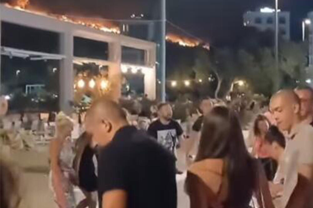 NESTVARNA SCENA U SUTOMORU! IGRAJU KOLO DOK VATRA GUTA SVE PRED SOBOM! Ljudi u neverici gledaju snimak (VIDEO)