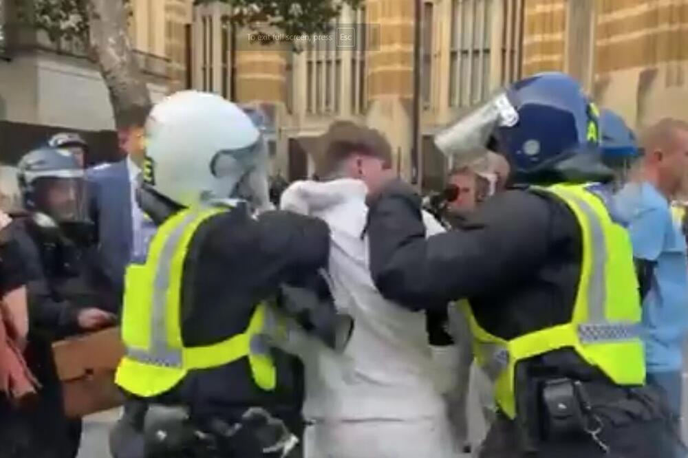 PROTESTI ZBOG UBISTVA TROJE DECE U BRITANIJI: Demonstranti se sukobili sa policijom u blizini Dauning strita (VIDEO, FOTO)