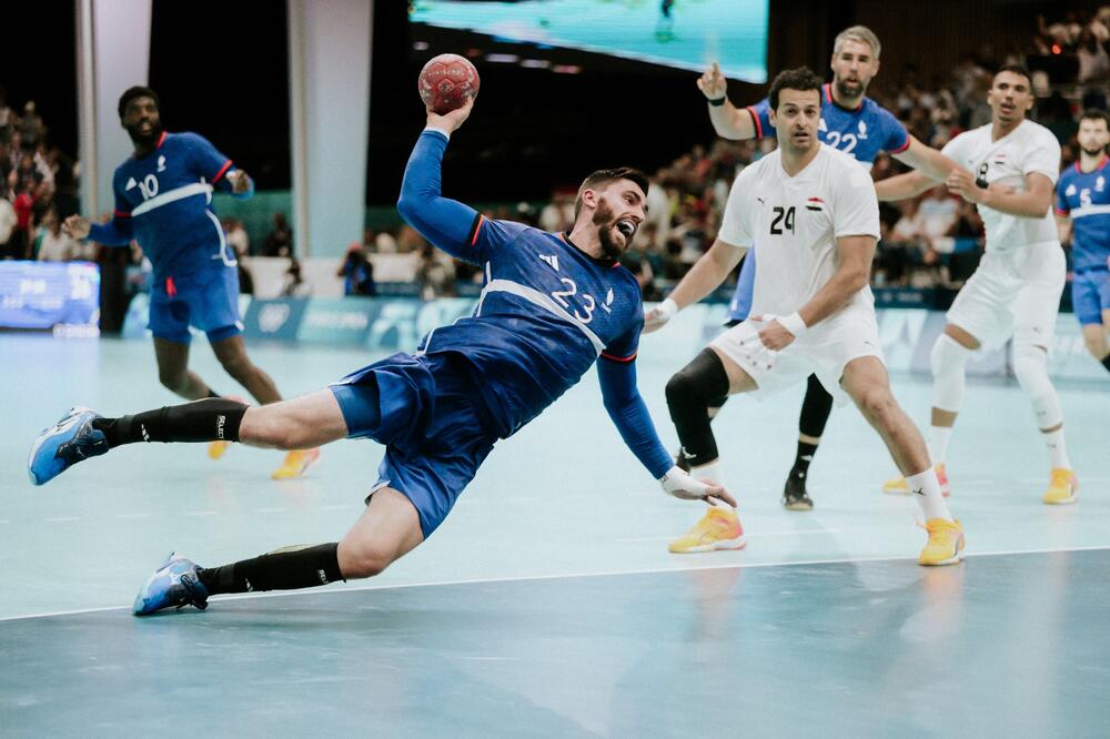 SUDIJE NA SRAMAN NAČIN IZVUKLE DOMAĆINA! Francuzi bili na korak od poraza, a onda su arbitri dopustili OVO! Scena o kojoj se PRIČA