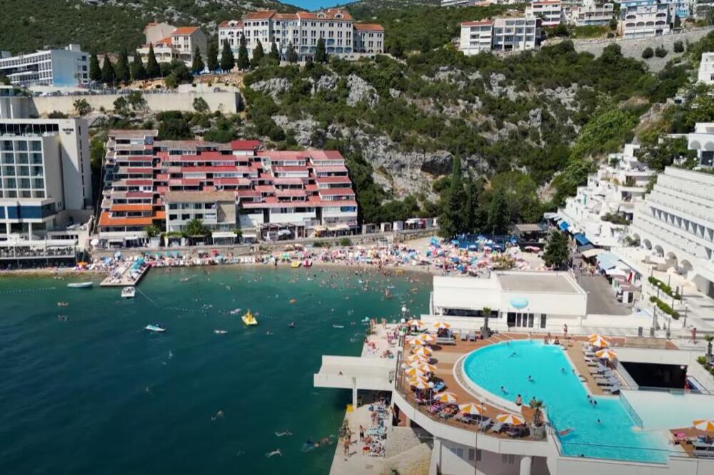 TURISTI U ŠOKU ZBOG SNIMKA SA PLAŽE U BiH: Nema igla gde da padne, Srbi ODUŠEVLJENI CENAMA! Ležaljka 5€, a evo koliko je SMEŠTAJ