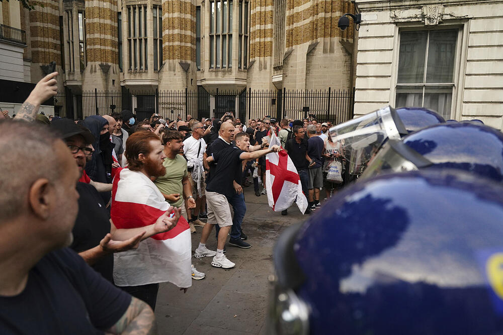 Velika Britanija, Protest