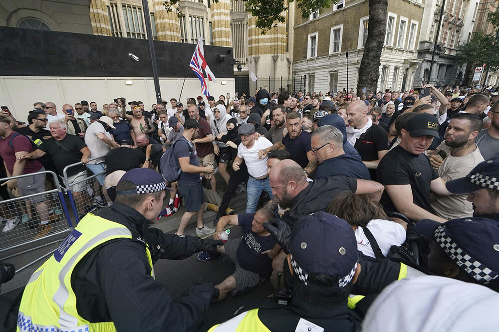 OPŠTI HAOS U VELIKOJ BRITANIJI: Ubistva 3 devojčice podstaklo NEMIRE, sukobili se policija i građani - identitet ubice OBELODANJEN