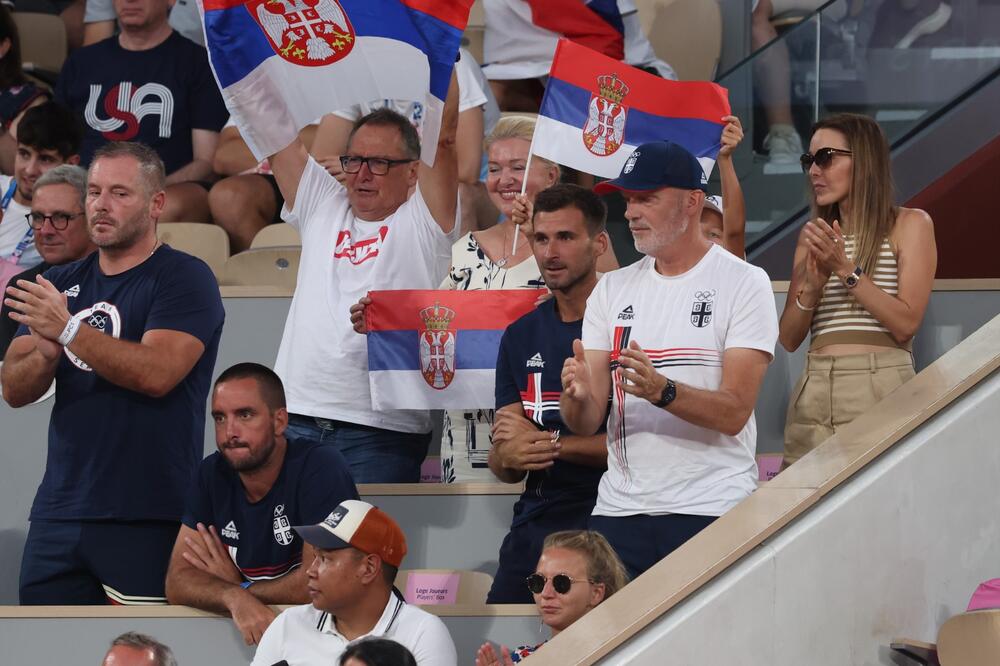 AU! KAKVA LEGENDA JE GLEDALA ĐOKOVIĆEVU DRAMU! Troicki je video JEDNOG OD NAJVEĆIH, morao je odmah da ustane i uradi ovo! (FOTO)