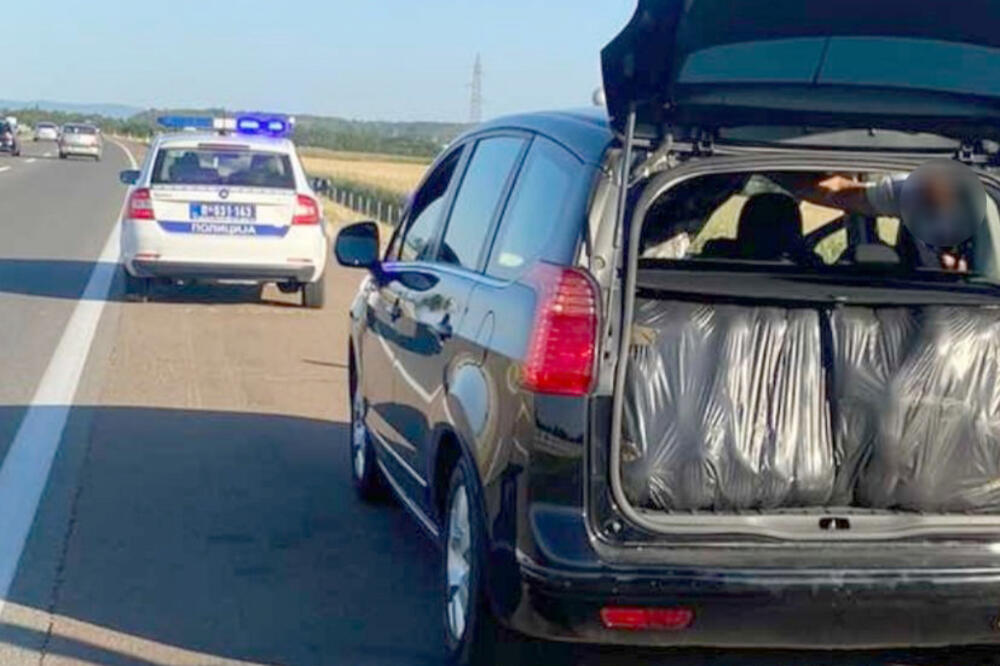 UHAPŠEN MUŠKARAC IZ JAGODINE! "Pežo" bio pun nelegalne robe, policija zaplenila 12 džakova (FOTO)