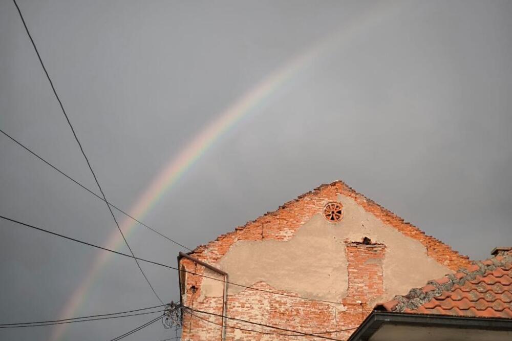 POSLE KIŠE DOLAZI SUNCE, ALI I DUGA! Pogledajte sjajan prizor na nebu iznad Aleksinca neposredno nakon nevremena (FOTO/VIDEO)