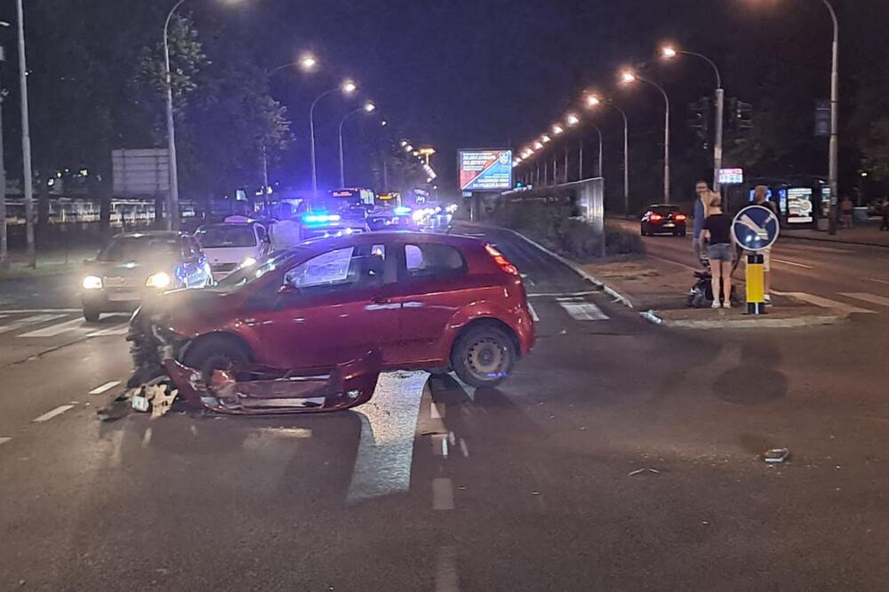 ŽESTOK UDES NA NOVOM BEOGRADU Automobil projurio kroz crveno i zakucao se u drugi! POVREĐENA ŽENA hitno prevezena u KBC Zemun FOTO