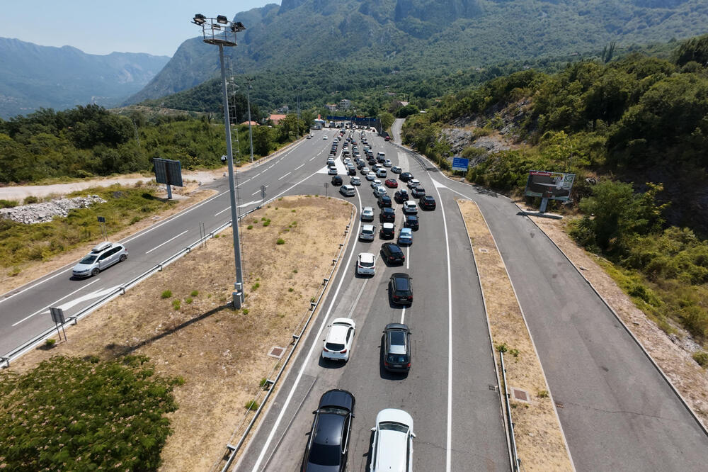 "KOLAPS, PLUS 40C, POMERAMO SE KAO MRAVI" Veliki zastoji na putevima ka OVOJ GRANICI: Pogledajte kolonu kojoj se ne vidi kraj FOTO