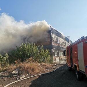 STRAVIČAN POŽAR NA NOVOM BEOGRADU: Fabrika u plamenu, vatra "progutala"