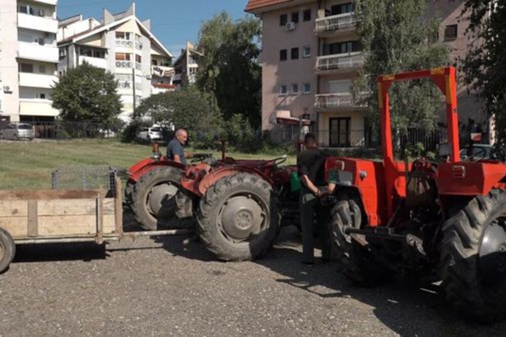 PODELJENO 38 RAMOVA ZA TRAKTORE: Saradnja opštine Aleksandrovac i Agencije za bezbednost saobraćaja (FOTO)