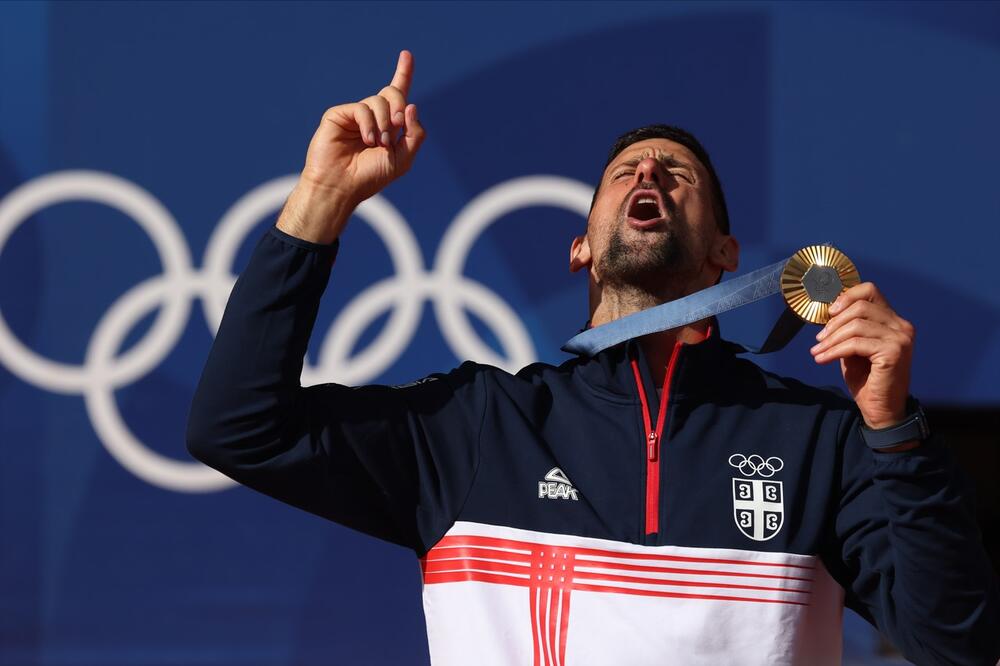 CELA SRBIJA JE ČEKALA DA VIDI OVU FOTOGRAFIJU, NOLE, HVALA TI NA TOME! Srbin ljubi zlatnu medalju sa Olimpijskih igara! FOTO