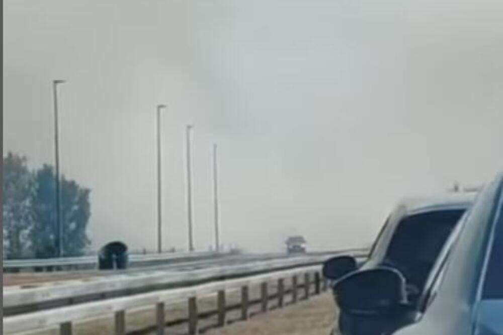 POŽAR KOD AUTO-PUTA NIŠ-MEROŠINA: Gust dim se nadvija nad kolovozom, vidljivost smanjena na minimum! (VIDEO)