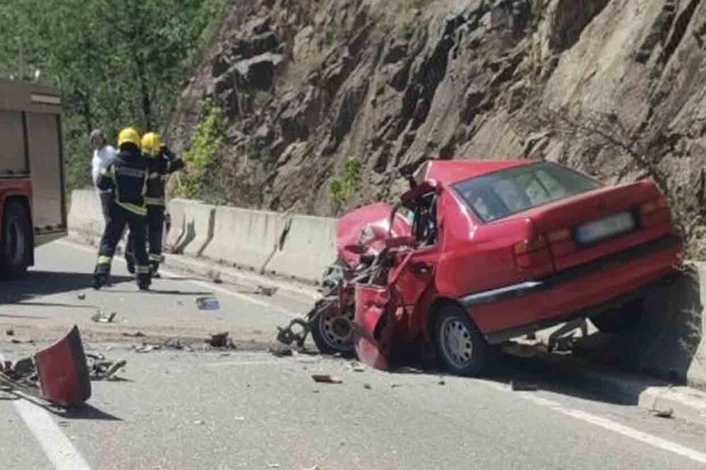 VOZAČ AUTOBUSA ZASPAO ZA VOLANOM? Novi detalji stravičnog sudara na putu za Rašku, poginula jedna osoba