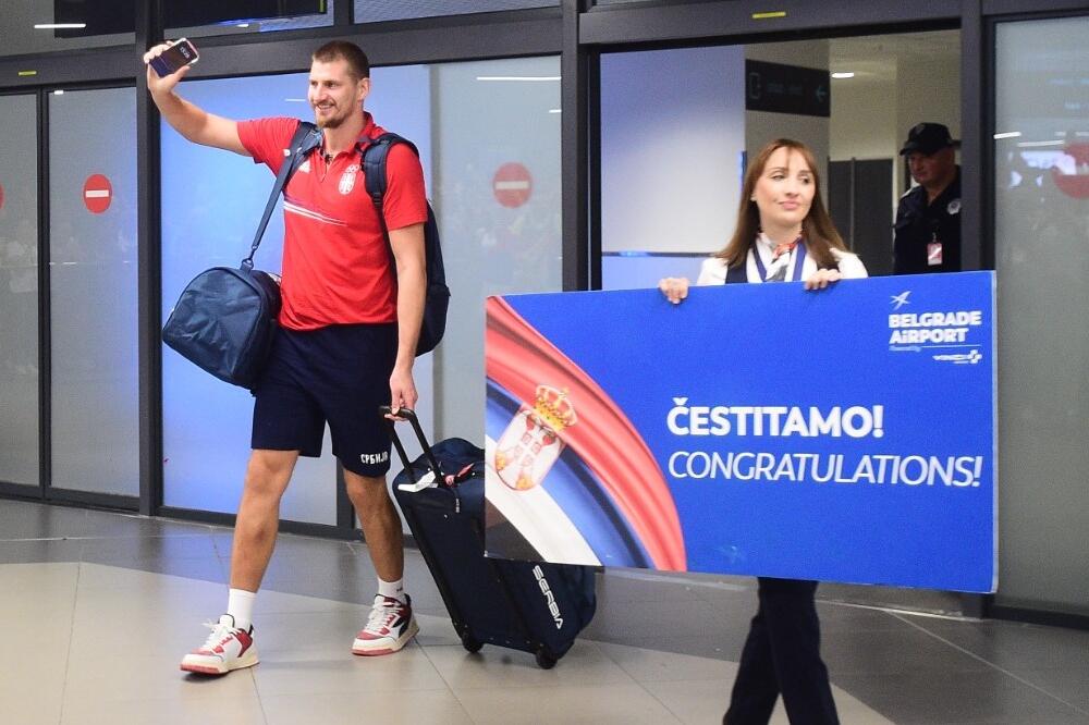 OTKRIVENO GDE SE NALAZI NIKOLA JOKIĆ! Evo gde je "zapalio" sa aerodroma - odmah su ga snimili, prvo je uzeo pivo, a onda... VIDEO