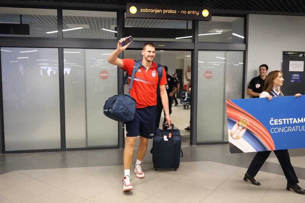 NIKOLA JOKIĆ PRVI IZAŠAO NA AERODROM! Pogledajte KAKO je najbolji košarkaš sveta POZDRAVIO okupljene navijače! (VIDEO)