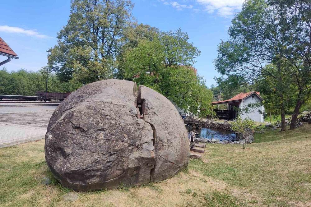 KOSMIČKA KUGLA NALAZI SE NA MOKROJ GORI, A OVO SU NJENE "MAGIČNE MOĆI": "Ljudi tvrde da 'Ludi kamen' ostvaruje želje!" (FOTO)