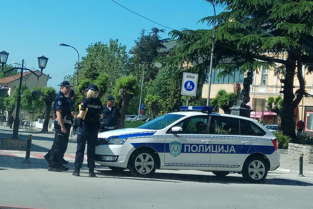 SUDAR KAMIONA I AUTOMOBILA NA KARABURMI, JEDNA OSOBA POVREĐENA! Auto smrskan sa prednje strane (Foto)