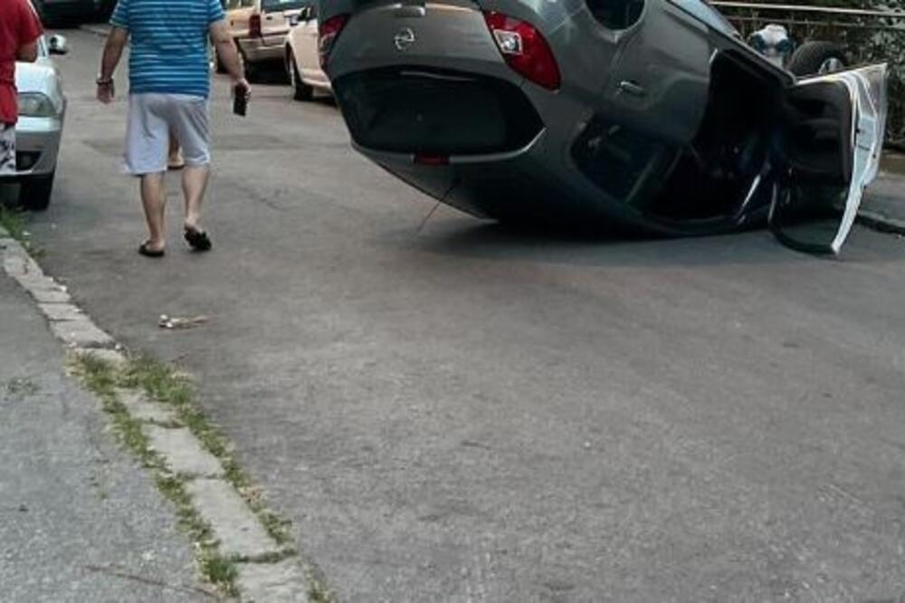 "KAŽE ŽENA, OPET SAM SE PREVRNULA" Auto završio na krovu nasred ulice na Karaburmi, a ove njene reči komšije prepričavaju (FOTO)