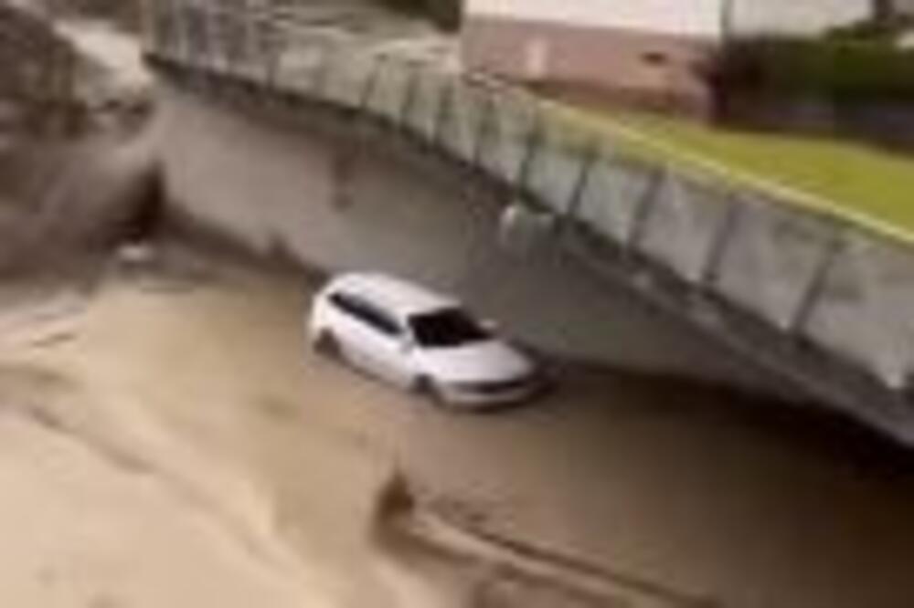 CEO GRAD JE POD VODOM! Bujice nosile automobile, ljudi završili u bolnicama: Nezapamćeno nevreme pogodilo Austriju (VIDEO)