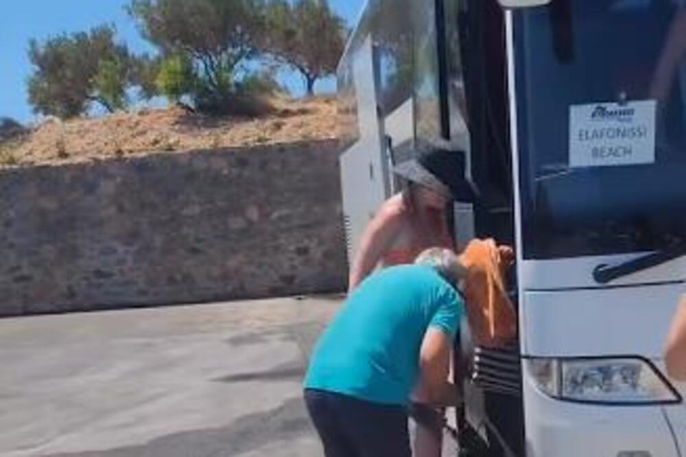 SRBI U ŠOKU ZBOG POSTUPKA VOZAČA U GRČKOJ: Turisti hteli da uđu u autobus, on rekao NE! Kad su čuli razlog SVI STALI U RED (VIDEO)