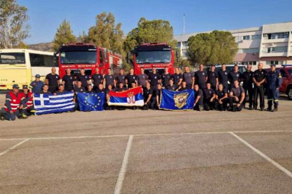 SRPSKI VATROGASCI-SPASIOCI STIGLI IZ GRČKE: Dobili plaketu u znak zahvalnosti za hrabrost i posvećenost (FOTO)