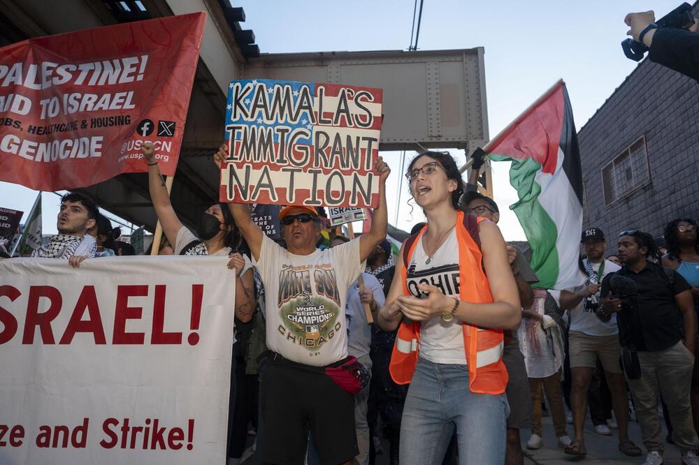 "PREKINITE AMERIČKU POMOĆ IZRAELU" Propalestinski protesti tokom konvencije Kamale Haris, policija uhapsila aktivistu (VIDEO)