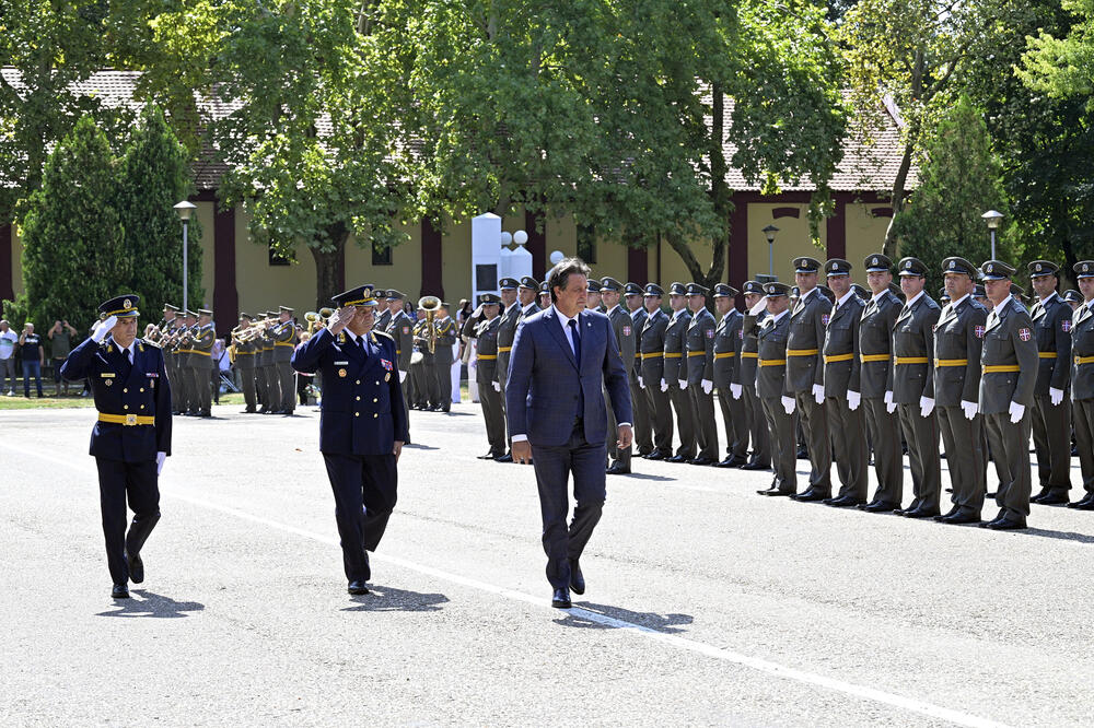 Vojska Srbije jača za još 183 podoficira! Ministar Gašić: Vi ste ne samo stub nego i temelj našeg sistema (FOTO)