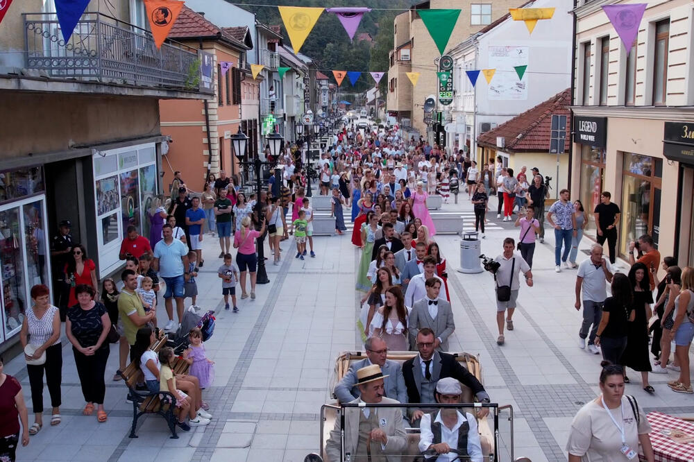 POČELA NUŠIĆIJADA U IVANJICI! Još jedno blistavo izdanje manifestacije koja slavi humor, smeh i kulturu! (FOTO)