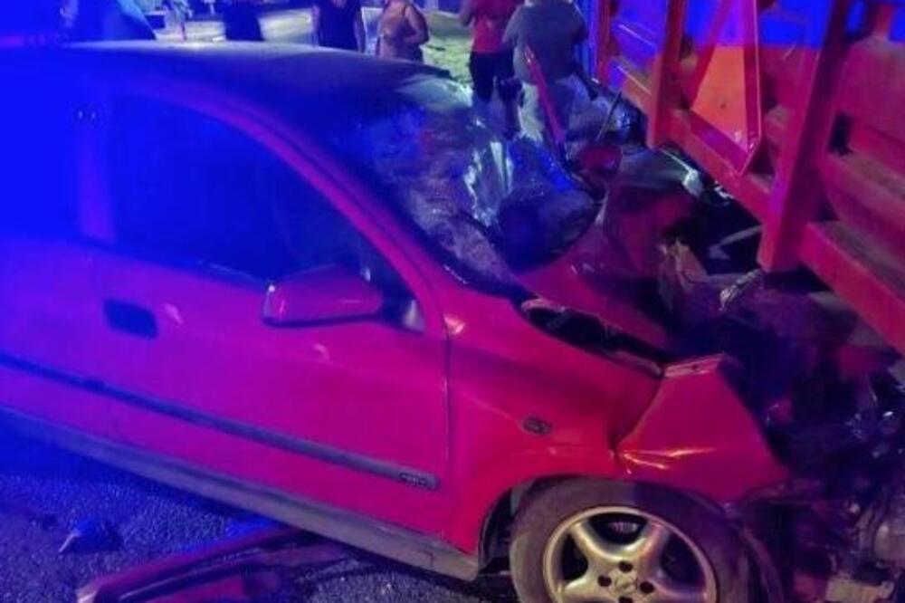 STRAVIČNA NESREĆA U MIHAJLOVCU, AUTO SE ZAKUCAO U TRAKTOR: Vozač imao 2,4 promila alkohola u krvi! (FOTO)