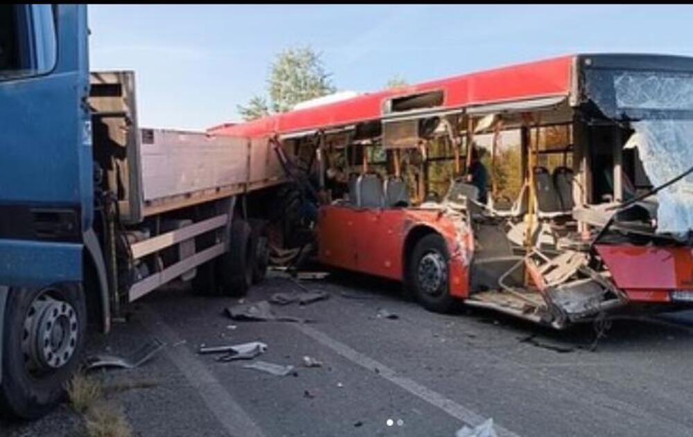 jeziva scena nakon udesa autobusa i kamiona