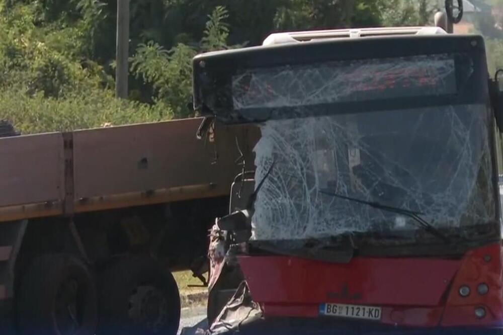 NOVE STRAŠNE SLIKE NESREĆE KOD UMKE! 5 teško povređenih na reanimaciji: Deo kamiona probio autobus, ljude izvlačili iz olupina