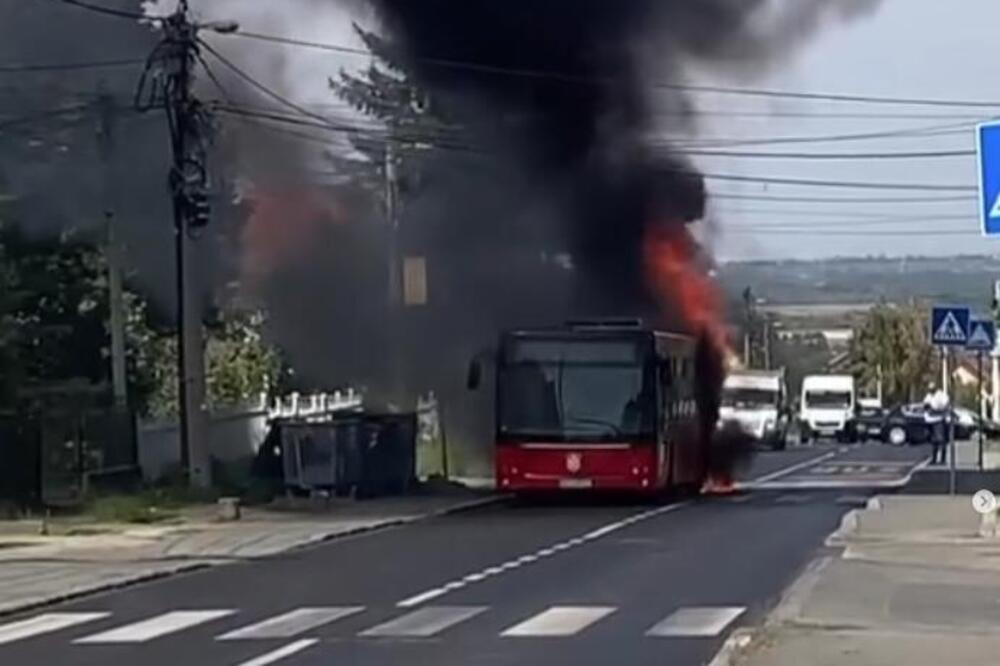 GOREO AUTOBUS U ŽELEZNIKU: Vatra gutala vozilo na liniji 521, vatrogasci odmah reagovali (VIDEO)